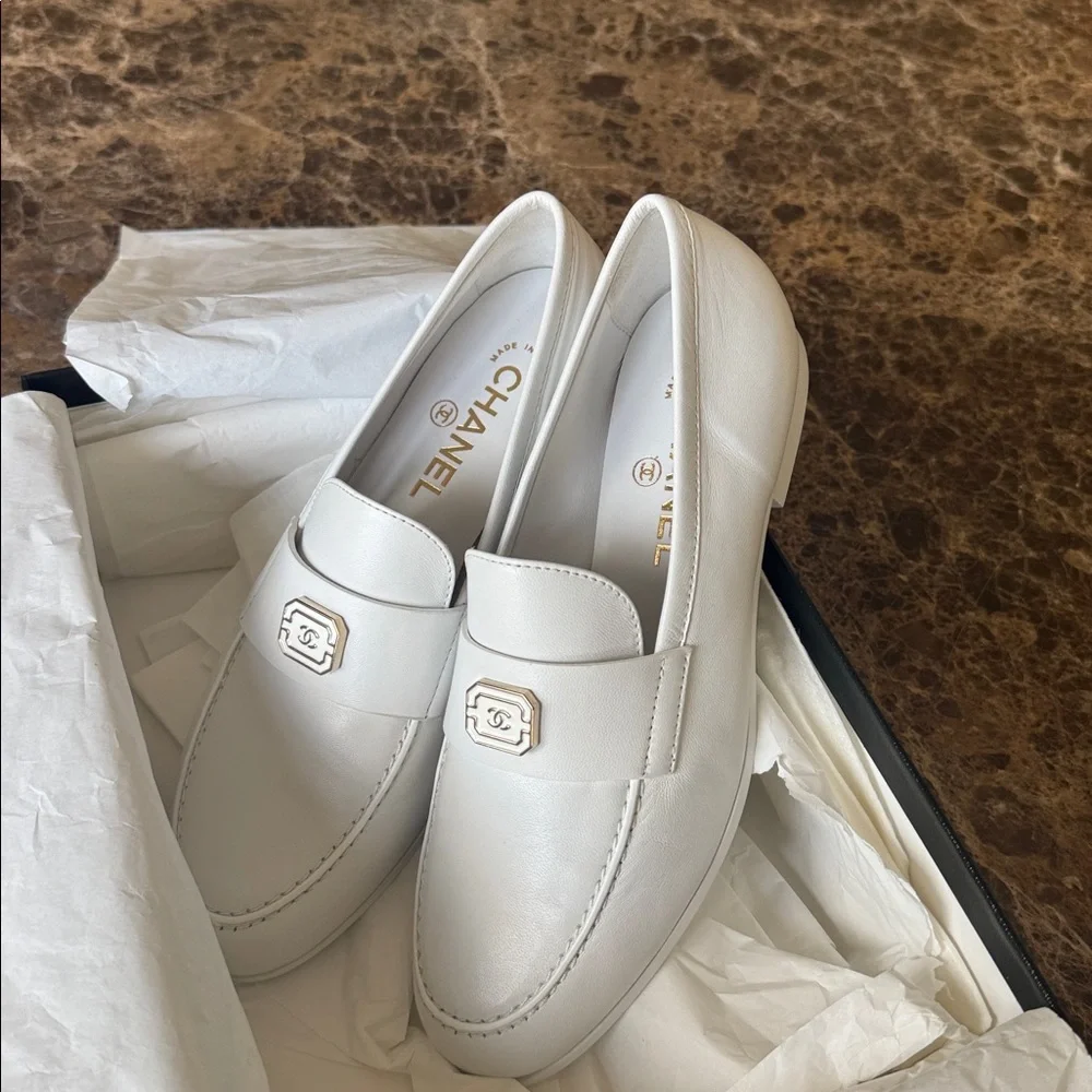 Chanel 24a white leather moccasins gold logo flats loafers lambskin sz 38.5